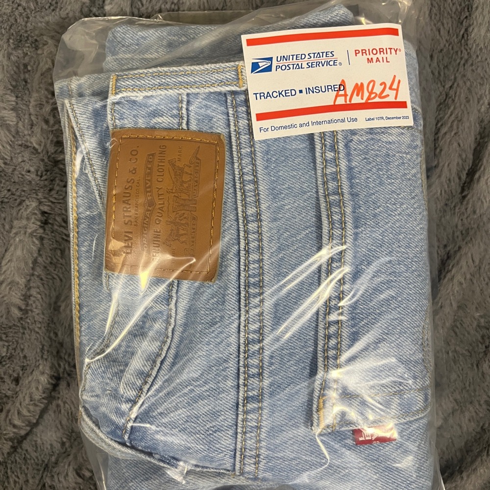 Levis Premium Wedgie Straight Jean Light Wash High Rise Button Fly 28 22861-0072 - Picture 10 of 10